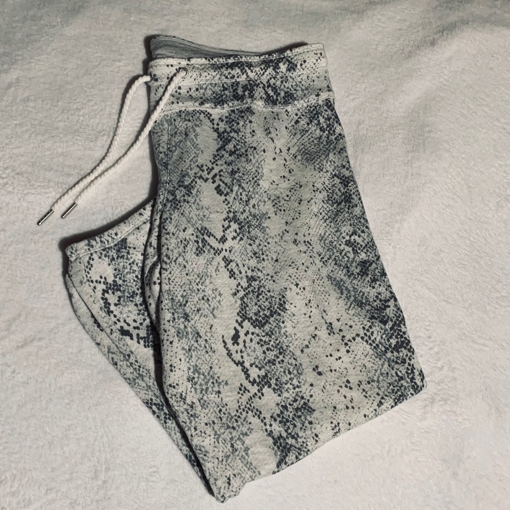 Calvin Klein Black White Python Print Capri Pant L - image 8